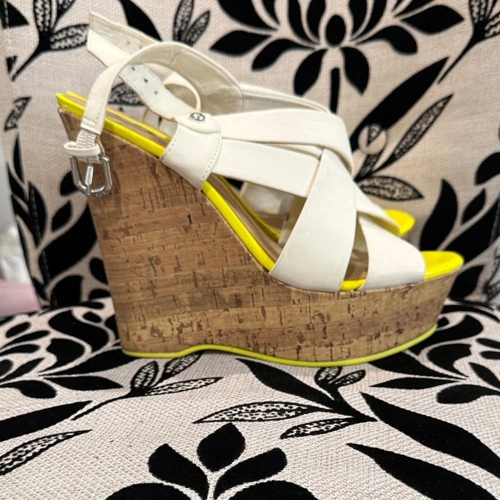 GUESS Women's White and Neon Yellow Wedges